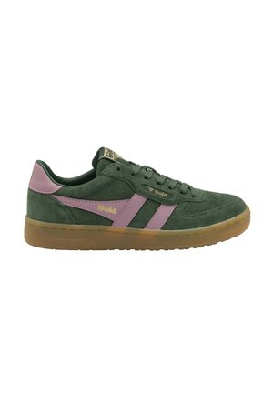 Groene suède sneakers met roze accenten, voorzien van een rubberen gumzool, platte veters en een merklabel op de tong. Zijkanten met contrasterende strepen.