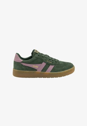 Sneaker in camoscio verde con accenti rosa, dotata di suola in gomma, lacci piatti e etichetta sul linguetta con il marchio. Strisce laterali in colore contrastante.