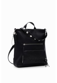 Czarny skórzany plecak z przednią kieszenią na zamek, tłoczonym logo oraz odpinanym paskiem zdobionym srebrnymi ćwiekami.