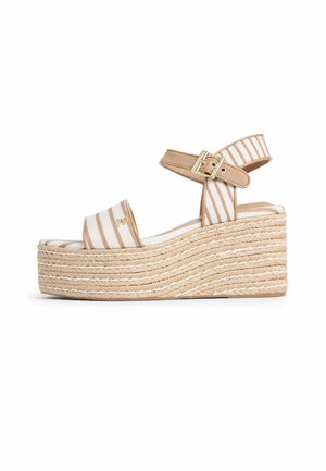 Beżowo-białe sandały na koturnie w paski, z paskiem na kostce, złotą sprzączką i plecioną platformą z juty.