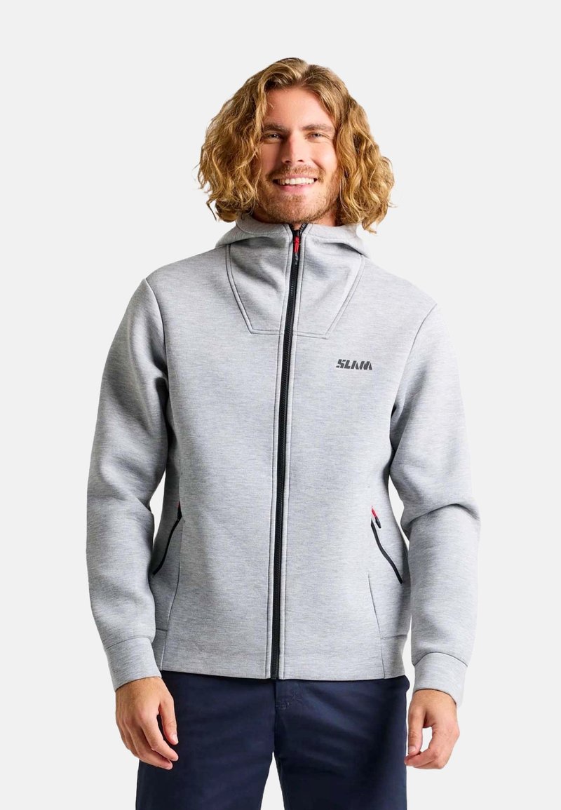 Felpa grigia con zip e colletto alto, con accenti neri e rossi, tasche laterali e il logo "SLAM". Tessuto liscio e design aderente.