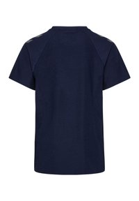T-shirt manches courtes bleu marine avec des bandes réfléchissantes en forme de chevrons sur les épaules, montré de dos sur un fond blanc.