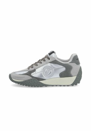 Zapatilla gris y plateada con suela negra texturizada, cierre de cordones en la parte delantera y cuello acolchado, mostrada de perfil sobre fondo blanco.