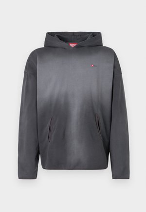 Sudadera con capucha de color gris oscuro con un pequeño logo rojo en el pecho y dos bolsillos delanteros, mostrada sobre un fondo blanco.