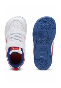 Zapatillas deportivas sintéticas blancas con detalles en rosa y azul, con perforaciones, una correa de Velcro y una suela de goma texturizada.