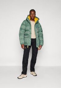 Fjällräven EXPEDITION DOWN LITE JACKET W - Gewatteerde jas - patina green/mustard yellow