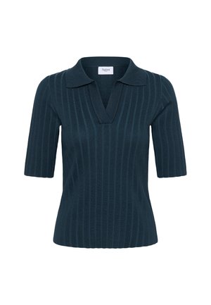 Pull à manches courtes en maille côtelée vert sarcelle foncé avec col en V et col. Tissu texturé et coupe ajustée. Étiquette visible à l'intérieur de l'encolure.