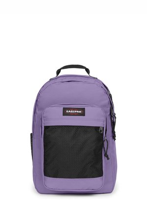 Lilla Eastpak rygsæk med sort mesh-lomme foran, topgreb og dobbelt lynlås på hovedrummet.