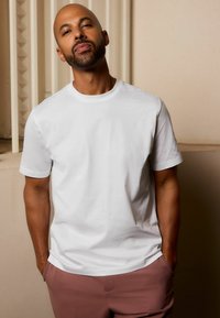 Next REGULAR FIT SIGNATURE SUPIMA  - Basic T-shirt - white