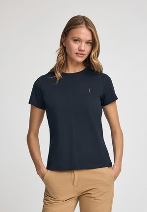 Marineblauwe katoenen t-shirt met korte mouwen en een ronde halslijn, met een klein rood logo op de linkerkant van de borst. Glad textuur.