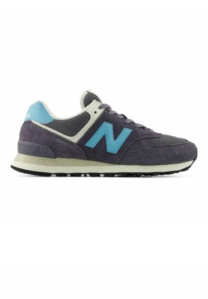 Baskets New Balance gris foncé et bleu avec des détails en maille et en daim, semelle intermédiaire blanche et semelle extérieure en caoutchouc noir, vues de côté gauche.