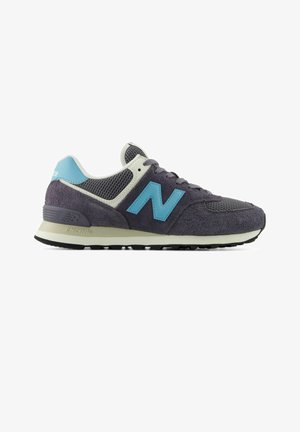 Baskets New Balance gris foncé et bleu avec des détails en maille et en daim, semelle intermédiaire blanche et semelle extérieure en caoutchouc noir, vues de côté gauche.