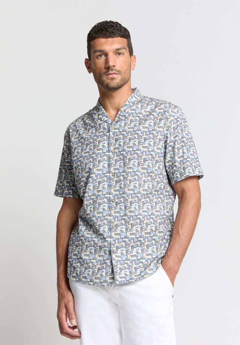 Korte mouw knopsluiting overhemd met een geometrisch patroon in blauw, beige en grijs op een lichte achtergrond, gemaakt van geweven stof.