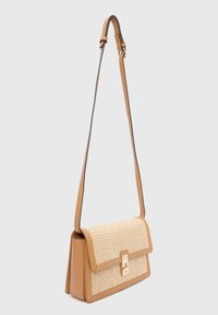 Beige en tan handtas met een geweven strofront, rechthoekige vorm, gouden slothardware en een slanke verstelbare schouderriem.