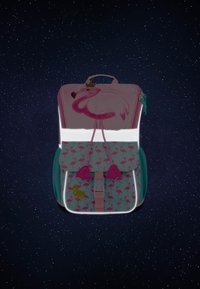 Rosa Rucksack mit einem Plüsch-Flamingo-Design, reflektierenden Akzenten und einem hellblauen Grundton mit pinken Flamingo-Mustern. Verstellbare Riemen sind enthalten.