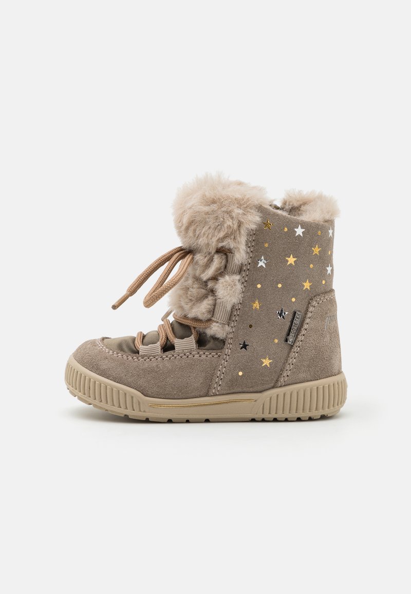 Bottines en daim beige avec des bordures en fausse fourrure, un laçage à l'avant et des accents en forme d'étoile en or et en argent. Semelle en caoutchouc avec grip texturé.