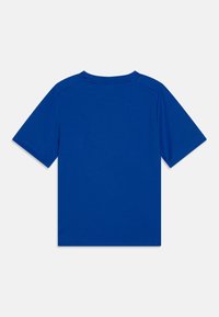 Kongeligt blå kortærmet T-shirt lavet af blødt stof, med en standard rund hals og en sømløs ryg uden dekorationer.