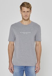 T-shirt en coton gris à manches courtes, col rond, avec le texte "STRENESSE BLUE" en blanc sur la poitrine. Texture douce.