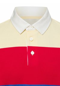 Shirt met witte knoopkraag, crèmekleurig bovenstuk, brede rode middelste strook en een smalle blauwe strook onderaan.