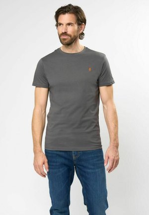 Grijze t-shirt met korte mouwen in een zachte stof, voorzien van een klein oranje logo op de borst, gecombineerd met blauwe jeans. Eenvoudig ontwerp, slim fit.