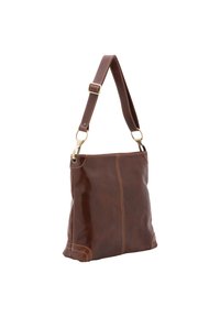 Bruine leren schoudertas met verstelbare schouderband, gouden hardware ringen en zichtbare stiksels op een witte achtergrond.