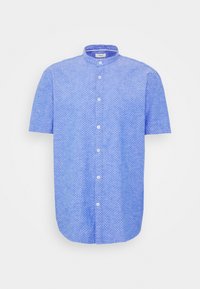 Camisa de botones de manga corta azul con un pequeño patrón de puntos oscuros y cuello mandarín, presentada sobre un fondo blanco.