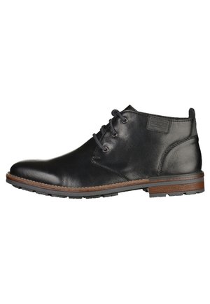 Bottine noire en cuir pour homme avec trois œillets lacés, bordure marron sur la semelle et semelle extérieure en caoutchouc texturé.