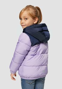 Giacca imbottita in un leggero colore lavanda con cappuccio blu navy. Presenta sezioni cucite, polsini elasticizzati e un piccolo logo sulla schiena. Texture liscia.