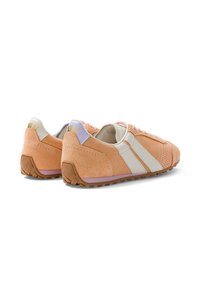 Paire de baskets en daim orange clair avec des bandes latérales blanches, des accents violet clair au talon et des semelles en caoutchouc marron vues de dos et de côté.