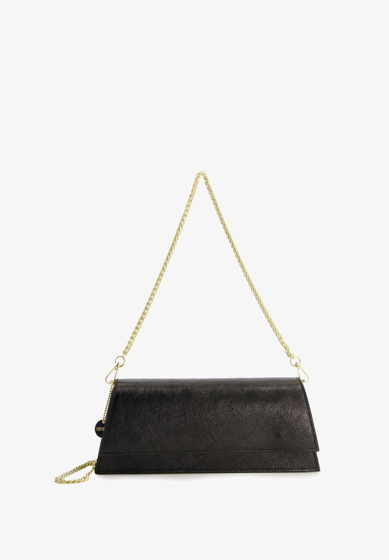 Pochette en cuir noir avec une finition texturée, dotée d'une longue chaîne en or et d'un design rabattu, rehaussée d'une étiquette décorative.