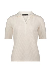 Polo à manches courtes en blanc cassé avec un motif en diamants texturé, doté d'une encolure à patte de boutonnage et d'un col côtelé. Étiquette de la marque visible.