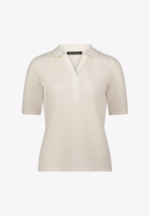 Kortærmet polo i hvidgrå med et tekstureret diamantmønster, der har en knappet hals og ribbet krave. Mærkeetiket synlig.