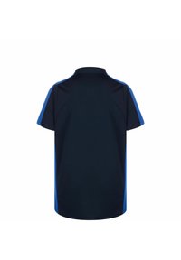 Polo shirt navy a maniche corte, con accenti blu sui lati e una vestibilità rilassata. Tessuto morbido e design del colletto classico.