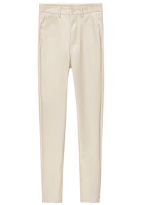 Pantalon en similicuir beige à coupe slim, doté de poches avant, d'une braguette à glissière et de passants pour ceinture ; texture lisse avec une finition mate.
