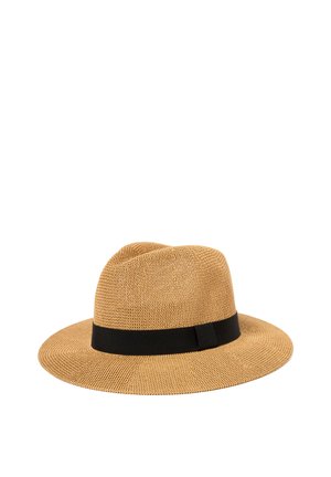 Lichtbruine gevlochten fedora hoed met brede rand en een zwart lint rond de basis van de hoedkroon.