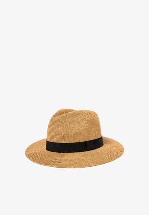 Jasnobrązowy pleciony kapelusz fedora z szerokim rondem i czarną wstążką wokół podstawy korony.