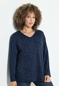 Maglietta a maniche lunghe blu navy con scollatura a V, decorata con una stampa di testo a tinta unita in blu chiaro. Realizzata in morbido tessuto, offre una vestibilità comoda.