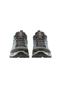Vista frontale di un paio di scarpe da trekking robuste con un design nero e teal, dotate di lacci e suola testurizzata per una migliore aderenza.