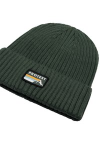 Zelená žebrovaná pletená čepice s ohrnutým lemem, který má obdélníkovou černou nášivku s nápisem "PROTEST" a horským motivem v bílé a oranžové barvě.