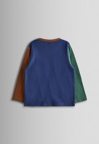 Hosszú ujjú, sötétkék testű póló, barna gallérral és zöld-barna ujjakkal, puha pamutból készült, sima tapintással.