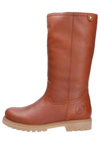 Bota de cuero marrón hasta la rodilla con un acabado texturizado, suela de goma y un logotipo circular de la marca cerca de la base. Detalle de costura a lo largo del costado.
