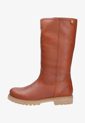 Braune Lederstiefel bis zum Knie mit strukturierter Oberfläche, Gummisohle und kreisförmigem Markenlogo nahe der Sohle. Nahtdetails an der Seite.