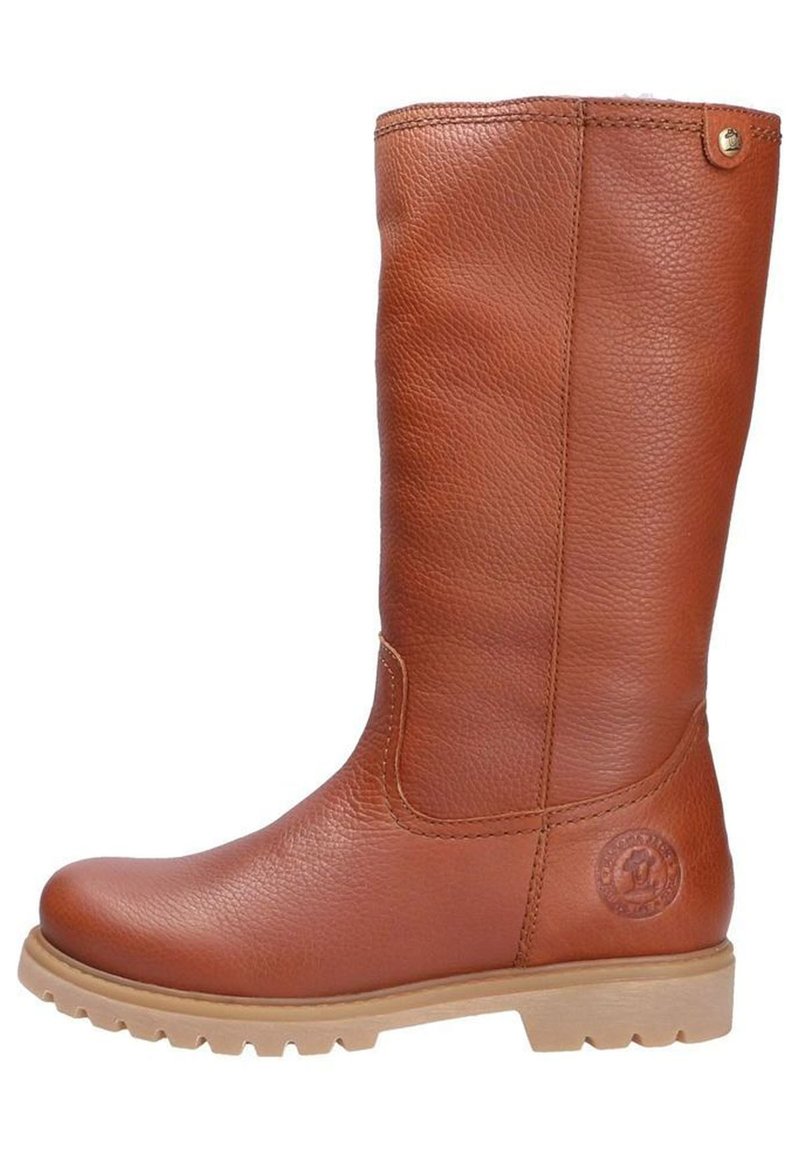 Bota de cuero marrón hasta la rodilla con un acabado texturizado, suela de goma y un logotipo circular de la marca cerca de la base. Detalle de costura a lo largo del costado.