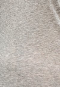 Ανοιχτό γκρι ύφασμα με διακριτή ελαφρώς στίλβη υφή και λεπτές οριζόντιες γραμμές, που δείχνει λεπτομέρεια απαλού υφανσίματος.