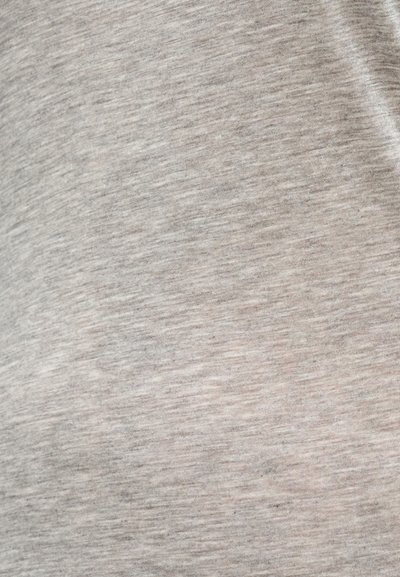 Svijetlosivi tekstil s suptilnom meliranom teksturom i finim horizontalnim linijama, prikazujući detalj mekog tkanja.