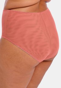 Hochgeschnittene Unterwäsche in einem sanften Korallenfarbton, mit einer glatten Textur und elastischen Abschlüssen, entworfen für Komfort und Bedeckung.