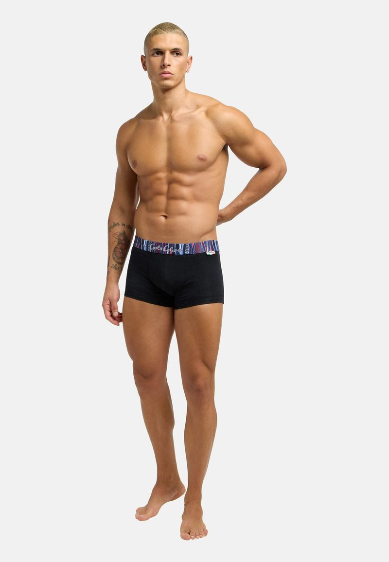 Zwarte boxershorts met een kleurrijke patroonband. De stof lijkt soepel, met een aansluitend ontwerp dat de lichaamsvorm benadrukt.