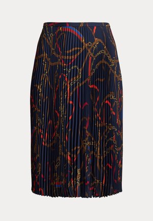 Plisēta svārki no viegla auduma, ar tumši zilu fonu un sarkanu, brūnu un zelta ķēžu raksta detaļām.