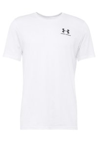 Camiseta blanca de manga corta hecha de algodón. Presenta un logo negro de "Under Armour" en el pecho. Diseño simple y limpio sin patrones adicionales.
