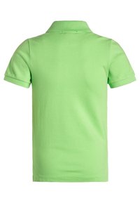 Grön kortärmad polo skjorta, tillverkad av strukturerad bomull, med krage och vikta ärmar, i en enhetlig färg.